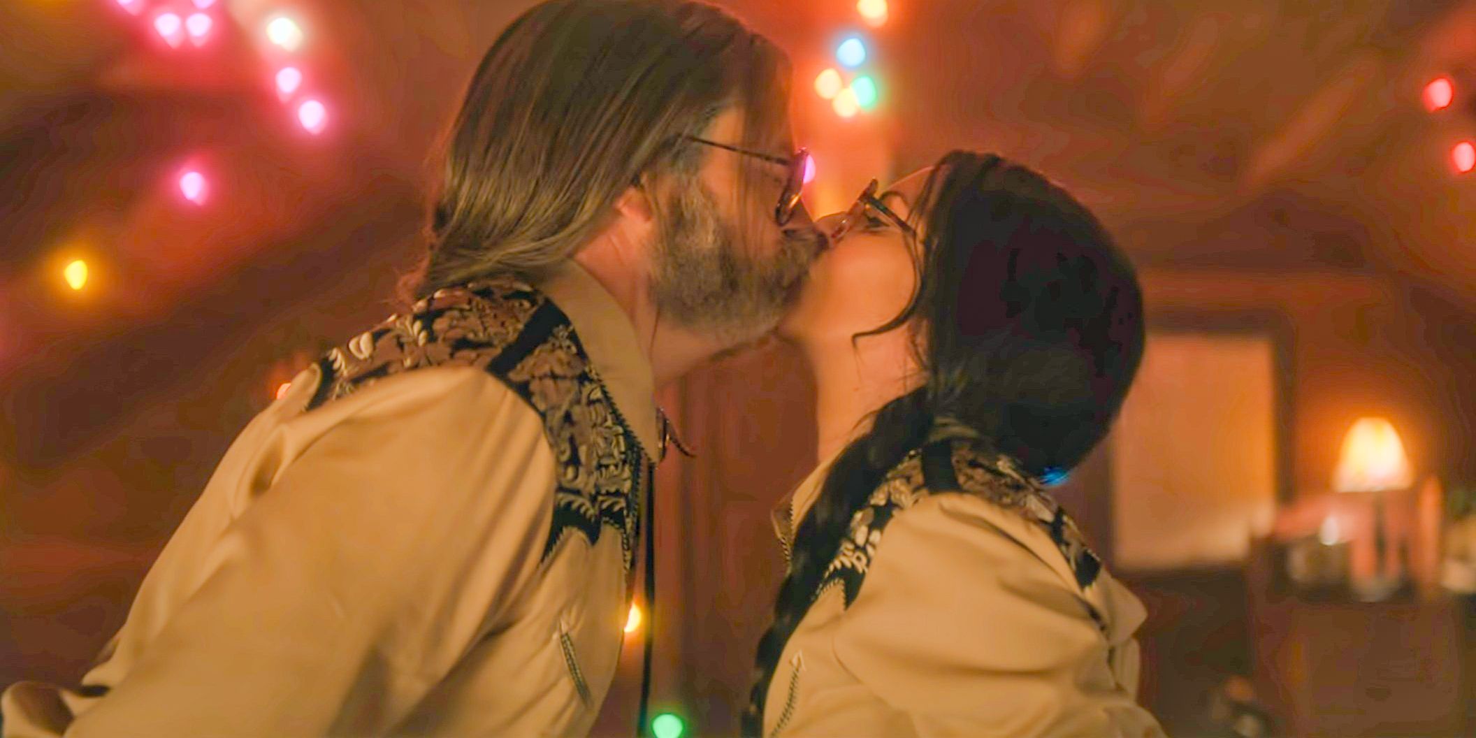 Gene (Nick Offerman) e Jean (Megan Mullally) se beijando na quarta temporada de The Umbrella Academy.