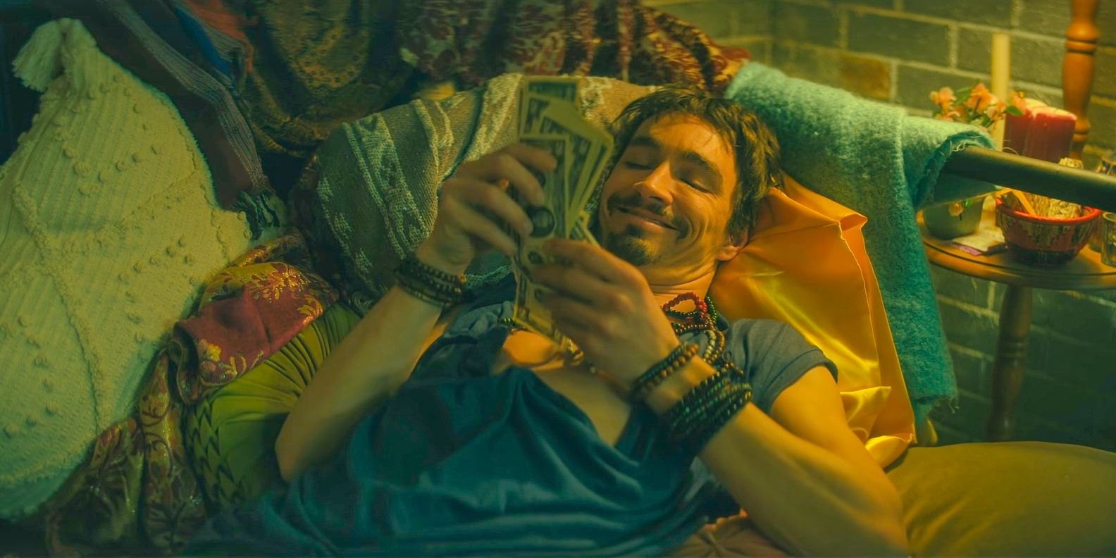 Klaus (Robert Sheehan) making a lot of money using his powers in The Umbrella Academy Season 4 Episode 4