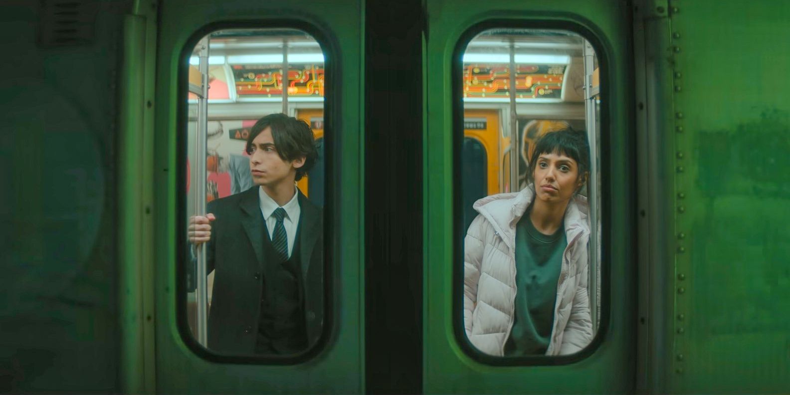 Five (Aidan Gallagher) e Lila (Ritu Arya) no trem viajando por várias linhas do tempo em The Umbrella Academy Temporada 4 Episódio 4