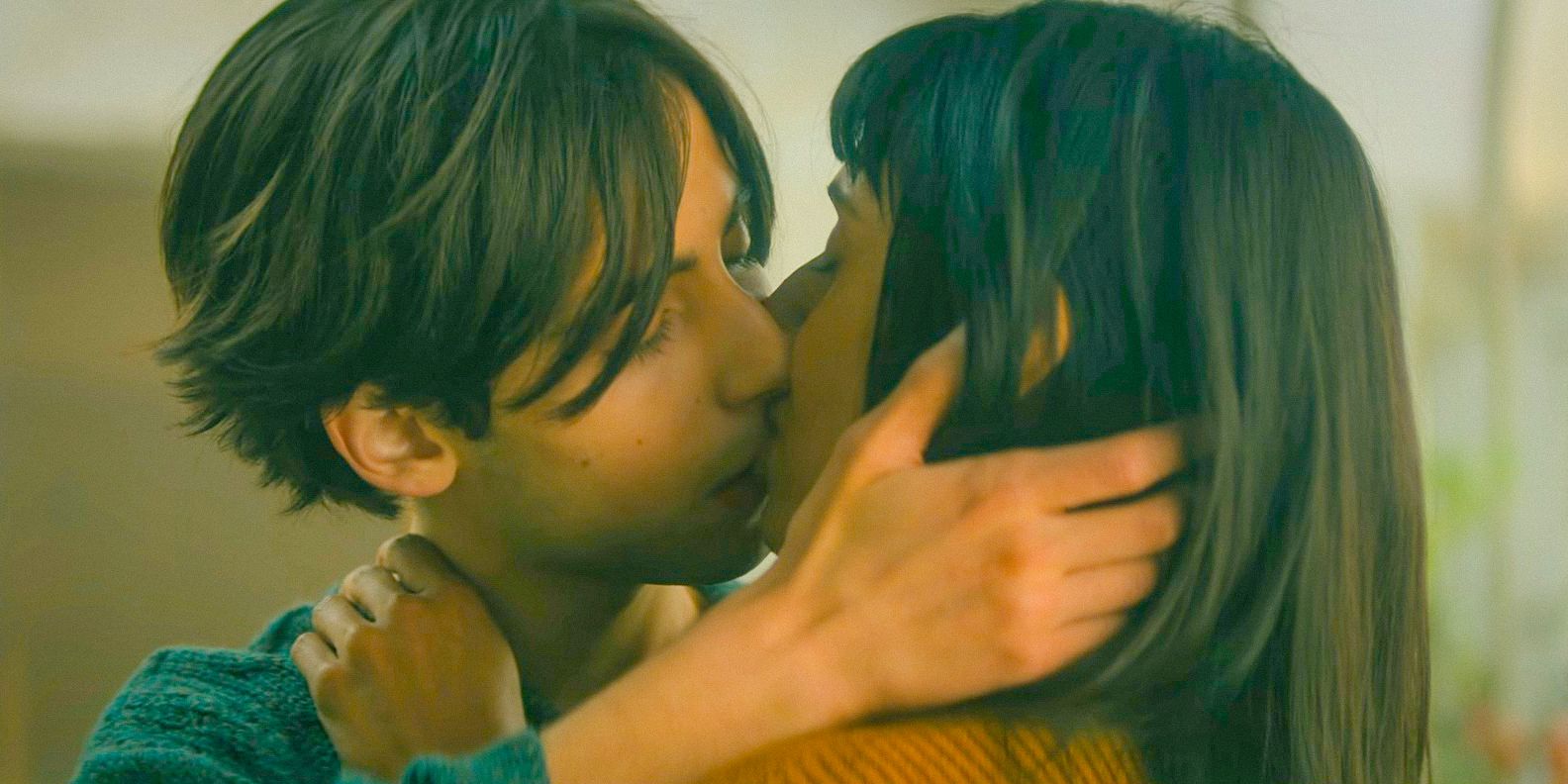 Five (Aidan Gallagher) and Lila (Ritu Arya) kissing in The Umbrella Academy Season 4 Episode 5