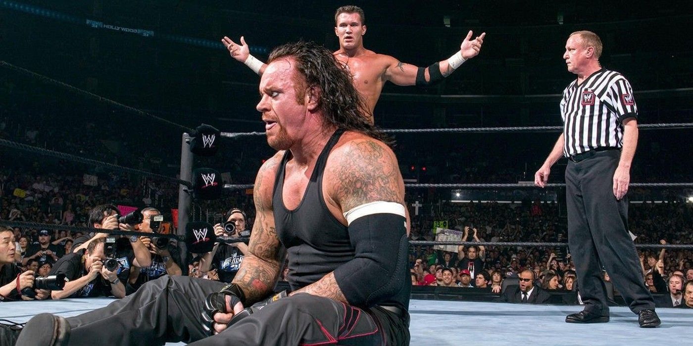 The Undertaker se senta na frente de Randy Orton na WWE WrestleMania 21