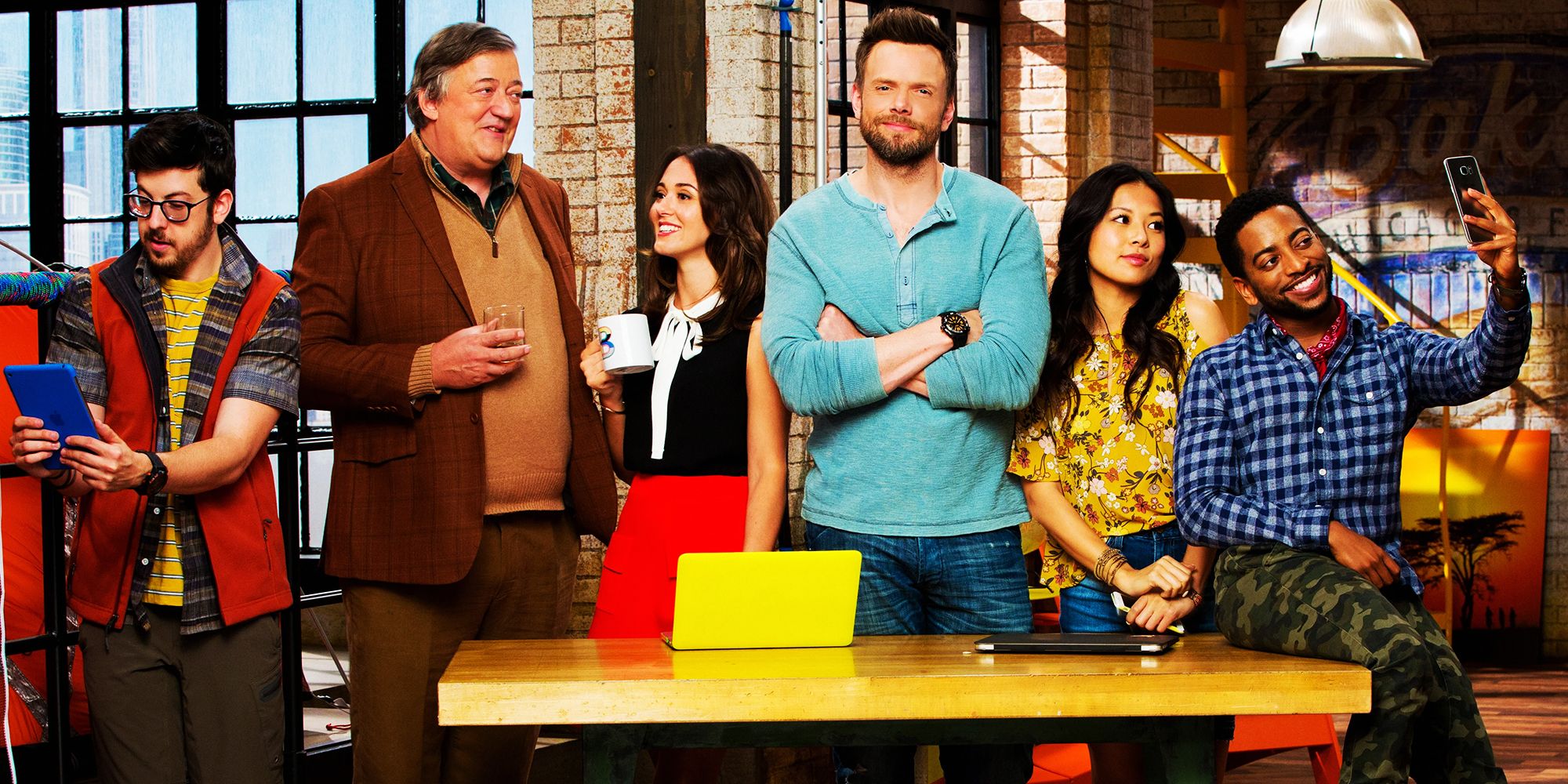 Joel McHale com Stephen Fry e The Great Indoors escalado em uma imagem promocional