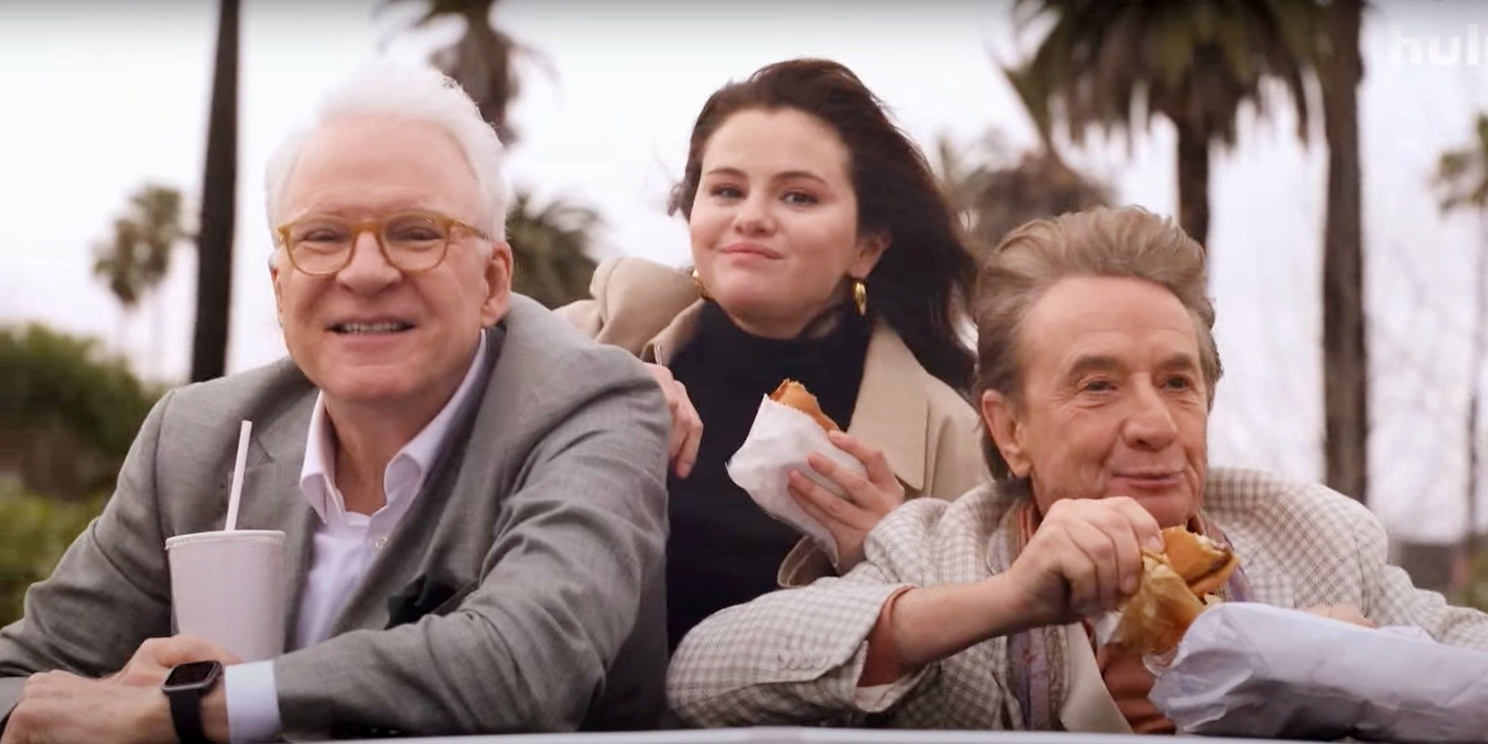 Steve Martin, Martin Short y Selena Gomez parados en el techo de un auto en Just Killing Temporada 4