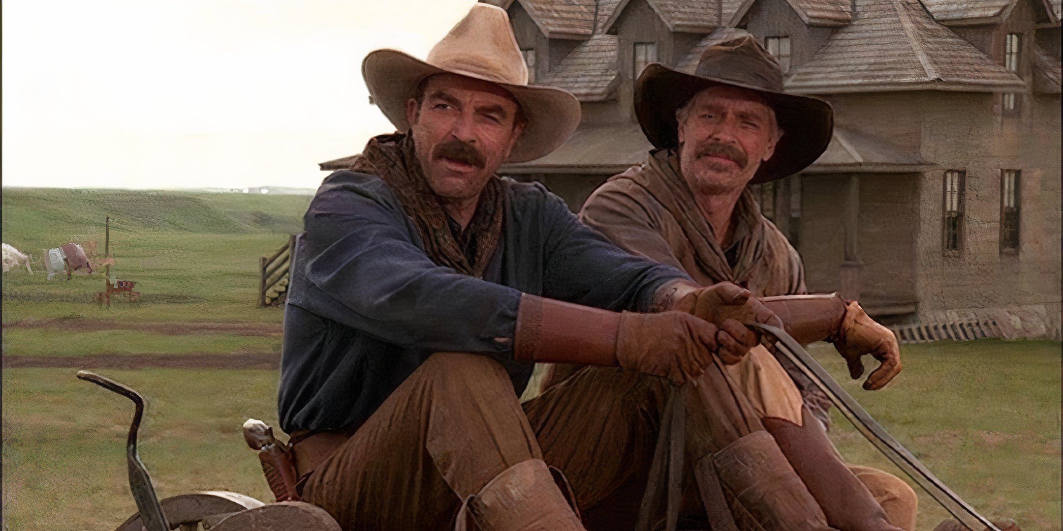 Tom Selleck e Keith Carradine sentam-se um ao lado do outro. 