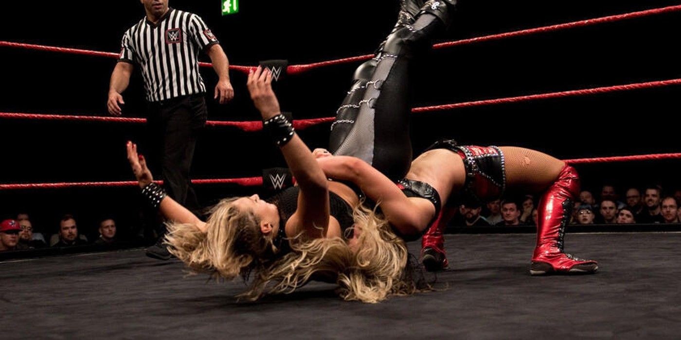 Toni Storm alemã suplexa Rhea Ripley nas finais do WWE NXT UK Women's Tournament