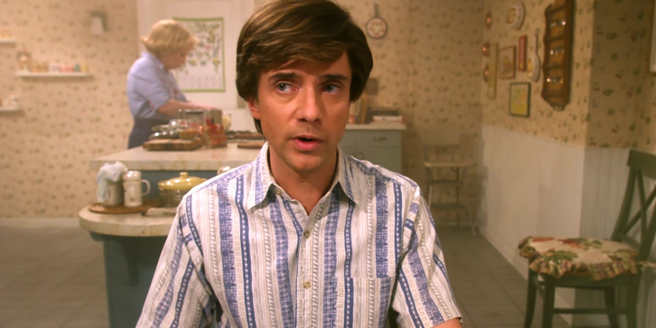 Topher Grace como Eric Foreman en That 90's Show con Kitty de fondo en la cocina