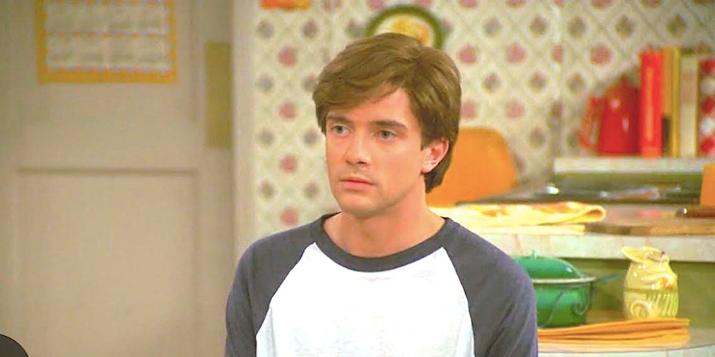 Eric Forman von Topher Grace blickt in „That '70s Show-1“ besorgt auf einen Küchentisch