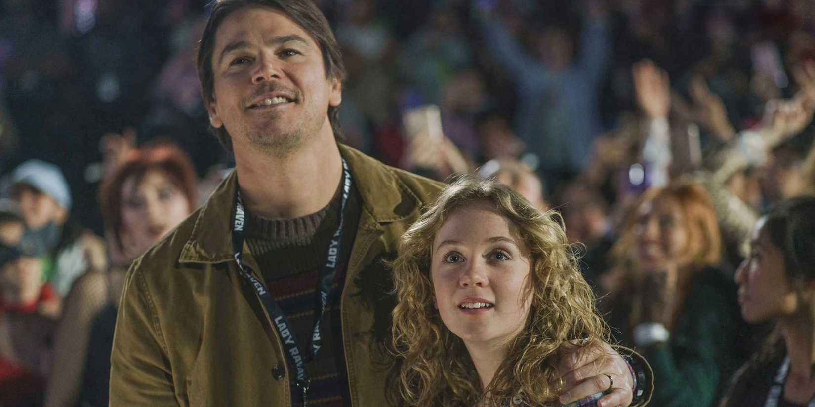 Cooper (Josh Hartnett) and Riley (Ariel Donoghue) at Lady Raven's concert in Trap