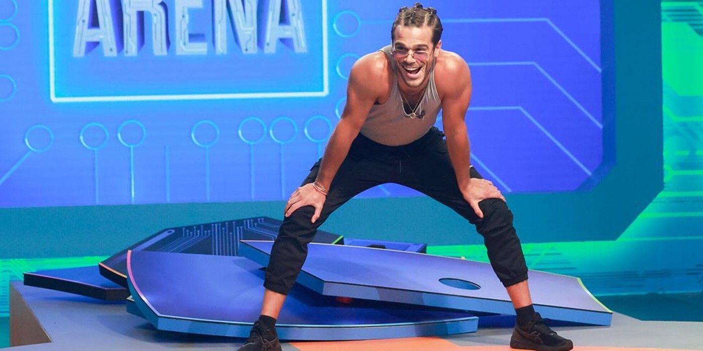 Tucker Des Lauriers de Big Brother 26 se prepara para competir en AI Arena con una sonrisa.