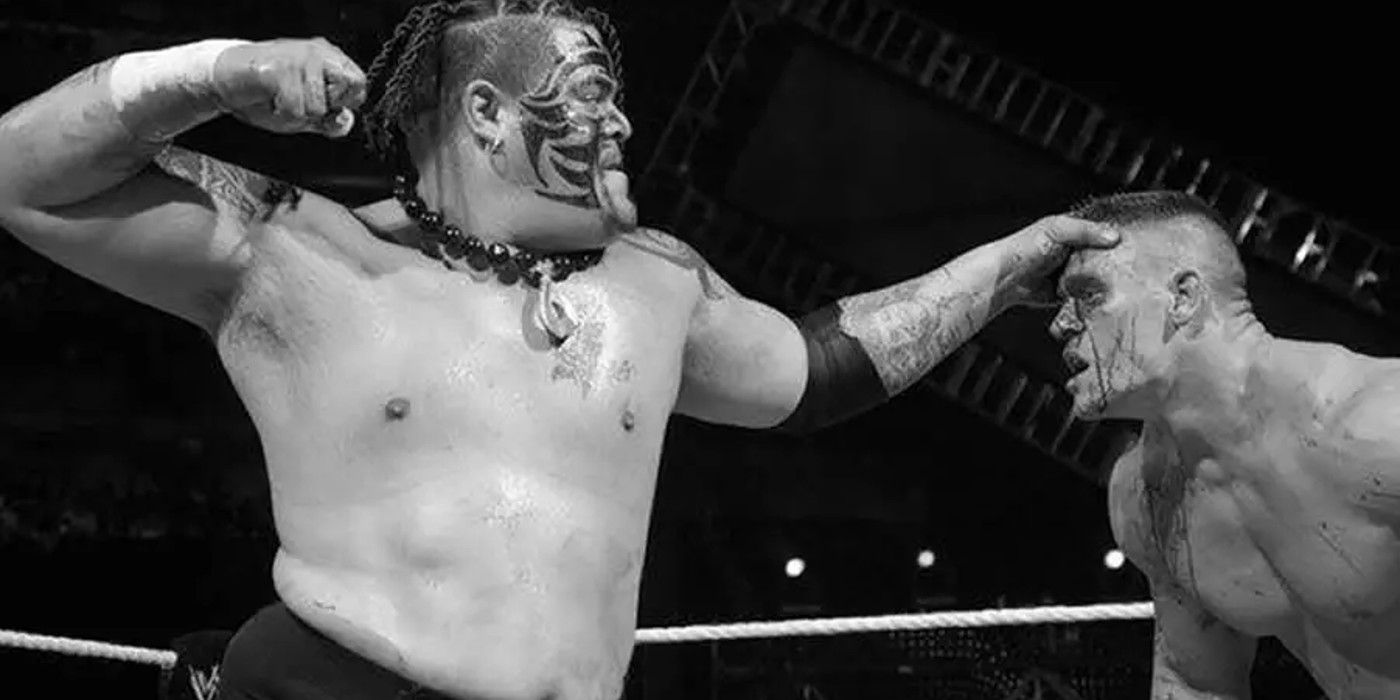 Umaga dá um soco em John Cena no WWE Royal Rumble