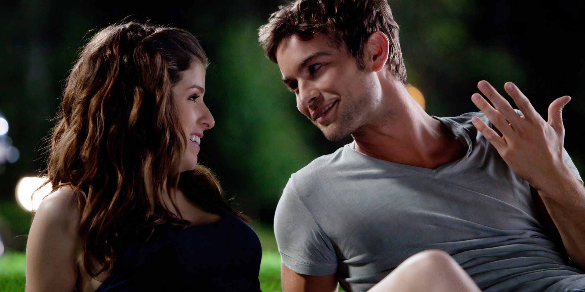 Anna Kendrick as Rosie and Chace Crawford as Marco chatting during a picnic in What to Expect When You're Expecting.