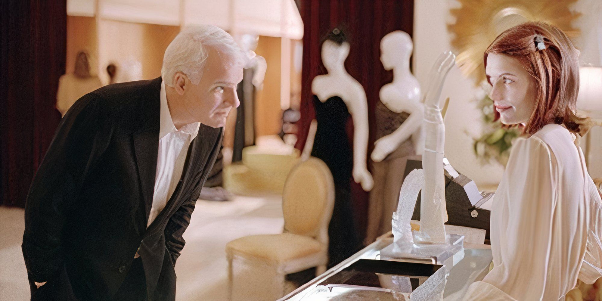 Steve Martin como Ray Porter comprando um par de luvas de Claire Danes como Mirabelle em Shopgirl.