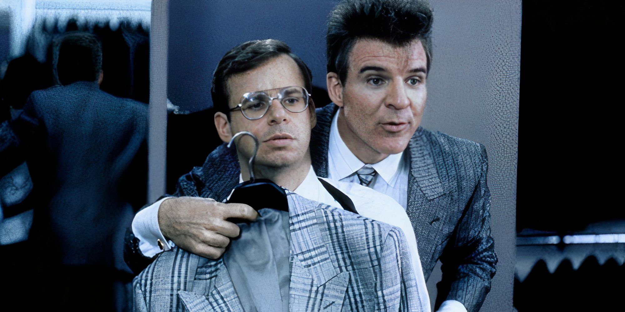 Steve Martin como Vinnie Antonelli mostrando ternos para Rick Moranis como Barney Coopersmith em My Blue Heaven.