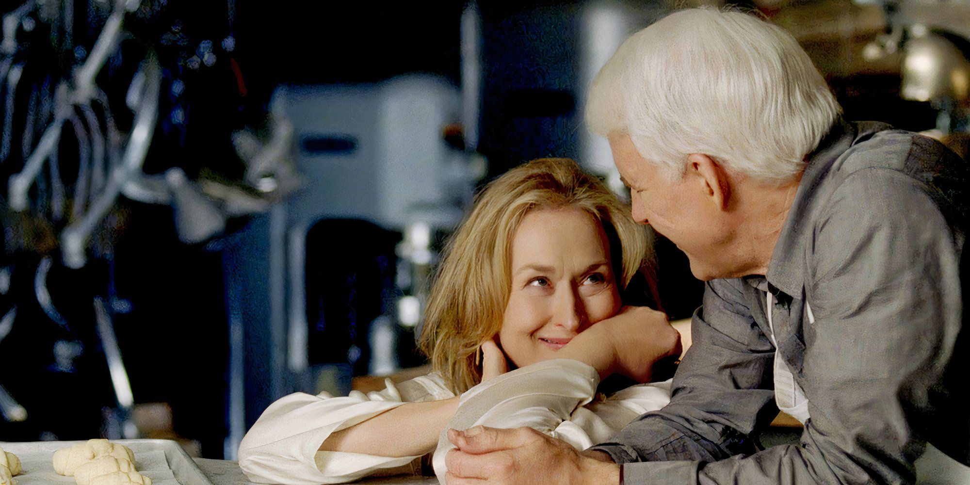 Steve Martin como Adam Schaffer e Meryl Streep como Jane Adler olhando um para o outro amorosamente em It's Complicated.