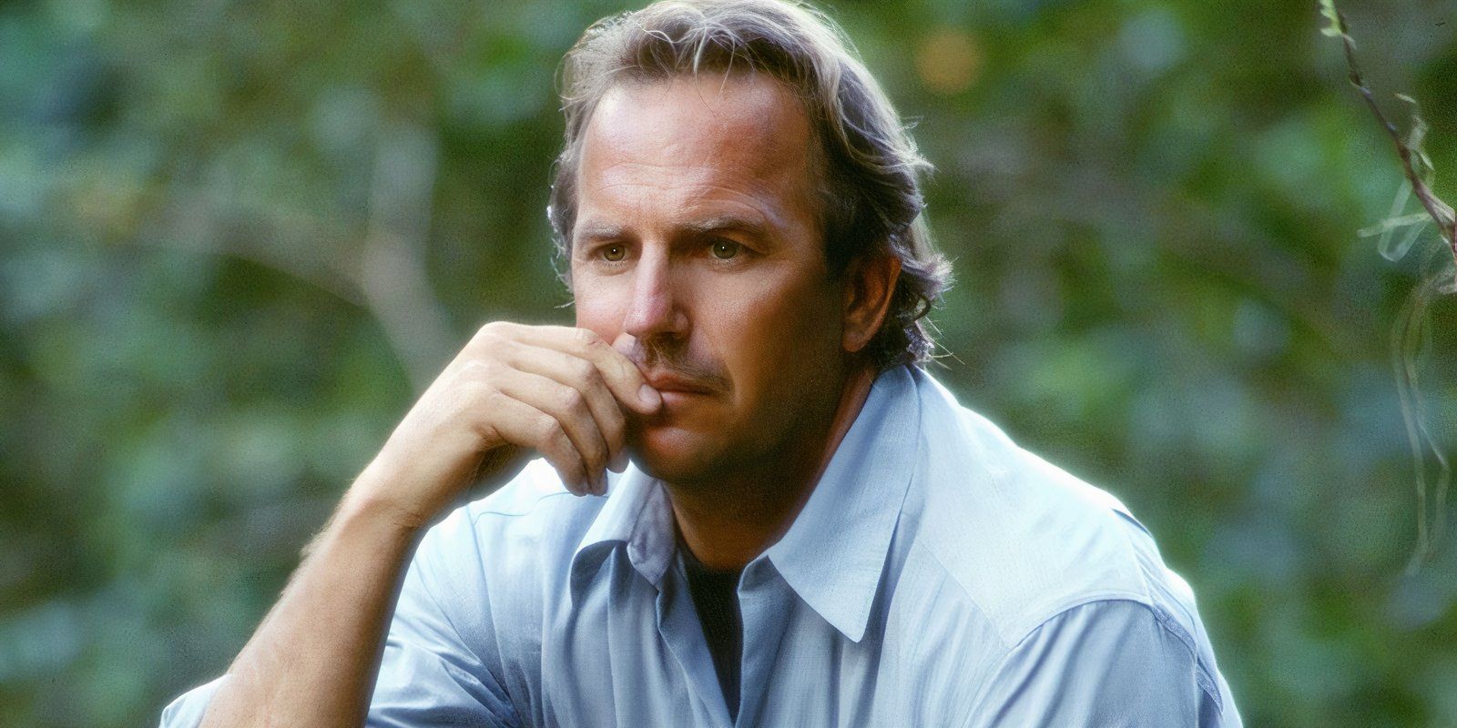 Kevin Costner parece pensativo en Dragonfly