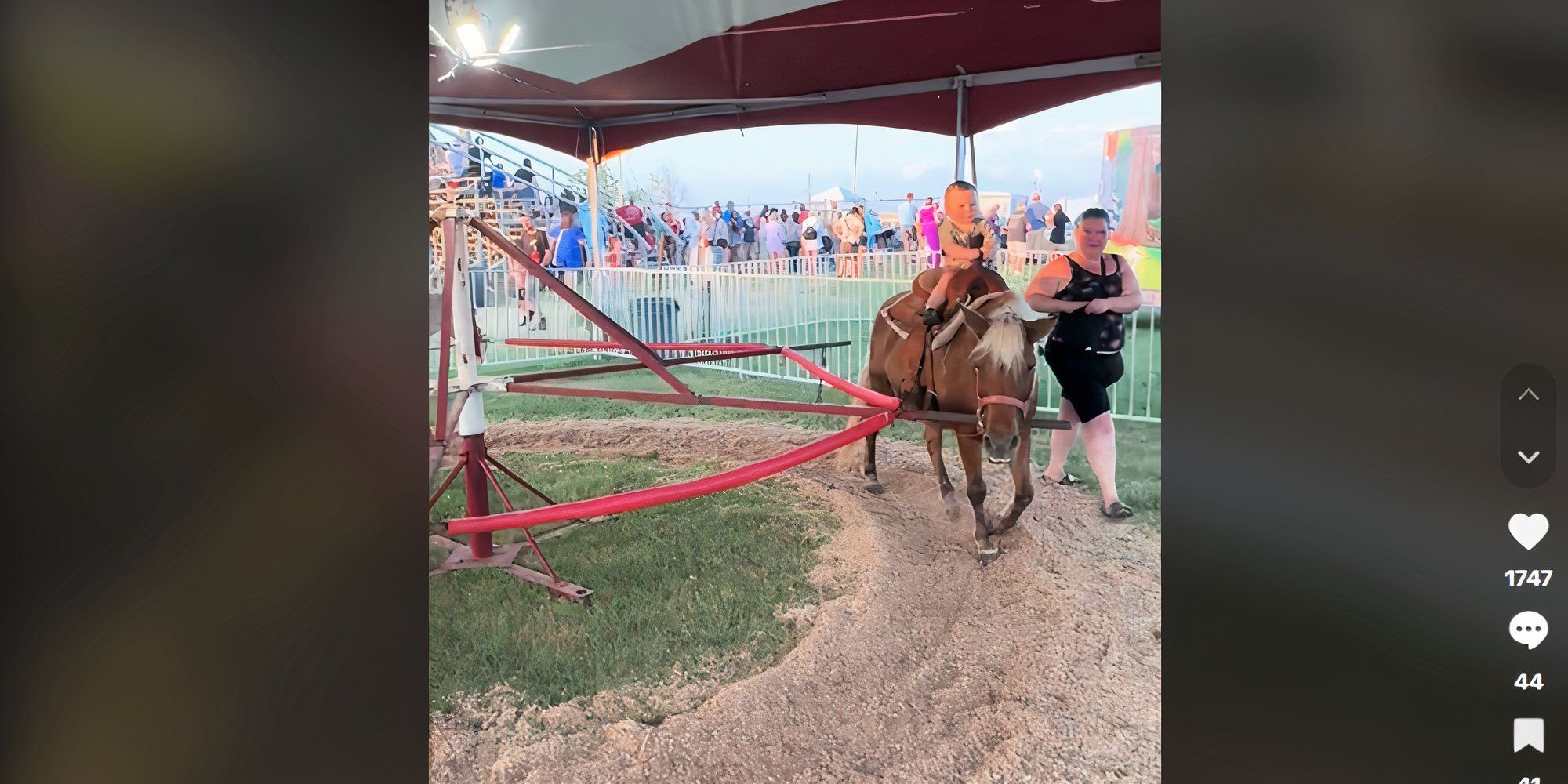 1000-lb Sisters Amy Slaton walks alongside Glenn Halterman on a pony