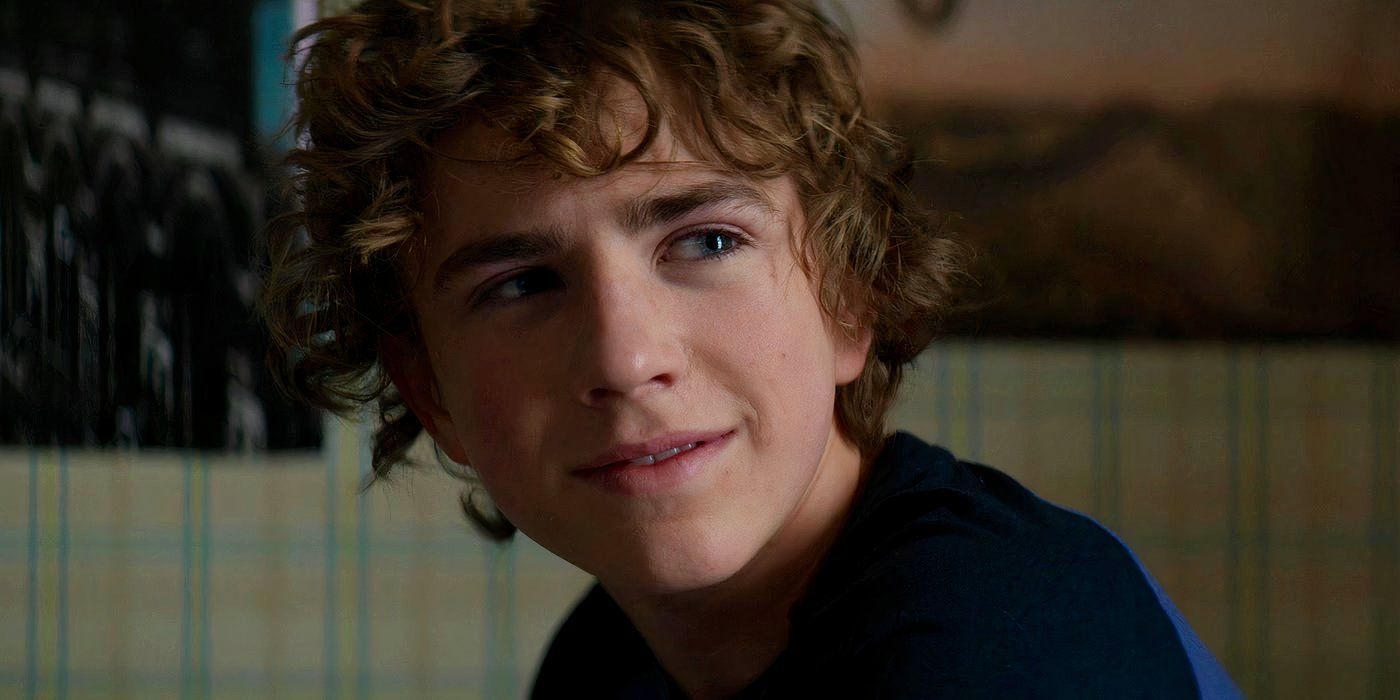 Walker Scobell como Percy Sorrindo em Percy Jackson e os Olimpianos Temporada 1.