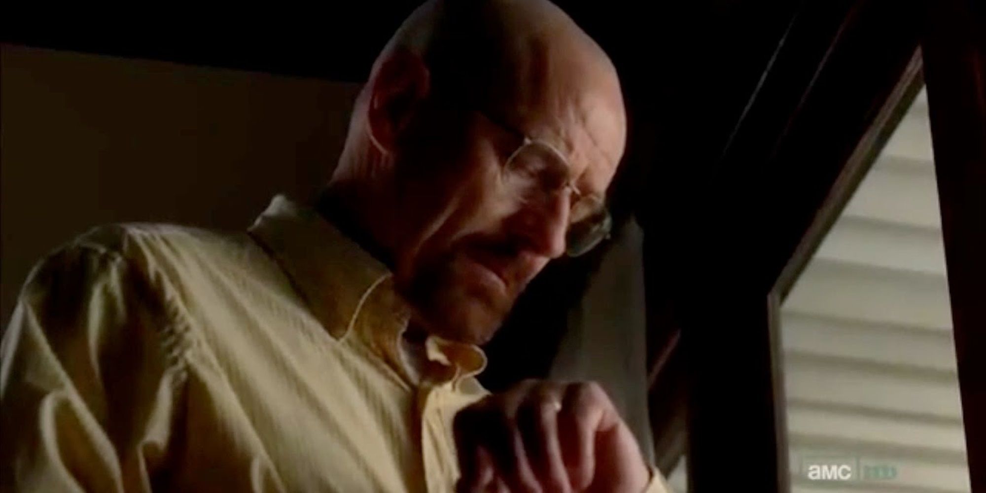 Walt consulta su reloj en Breaking Bad