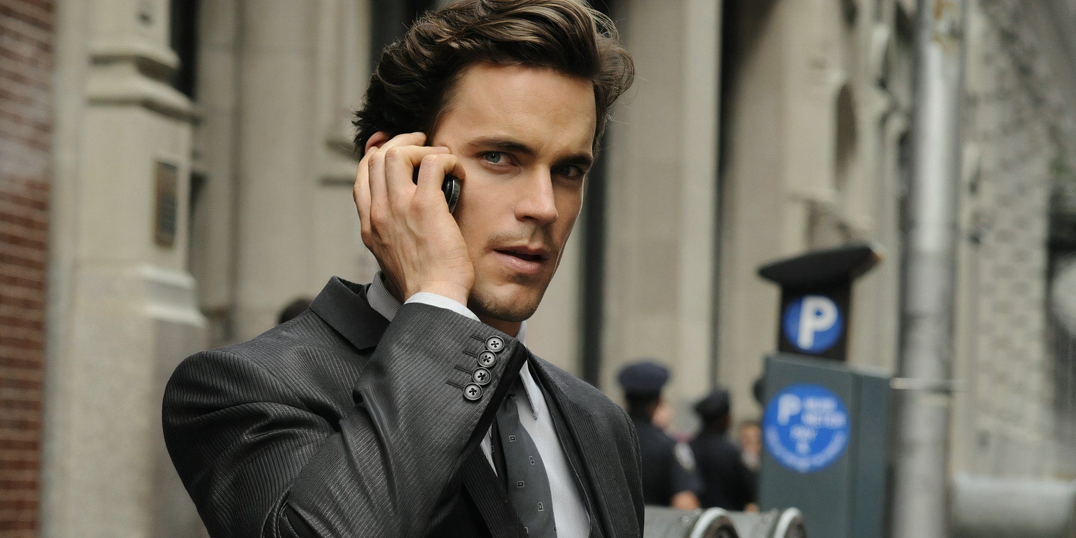 Neal Caffrey (Matt Bomer) fala ao telefone em colarinho branco