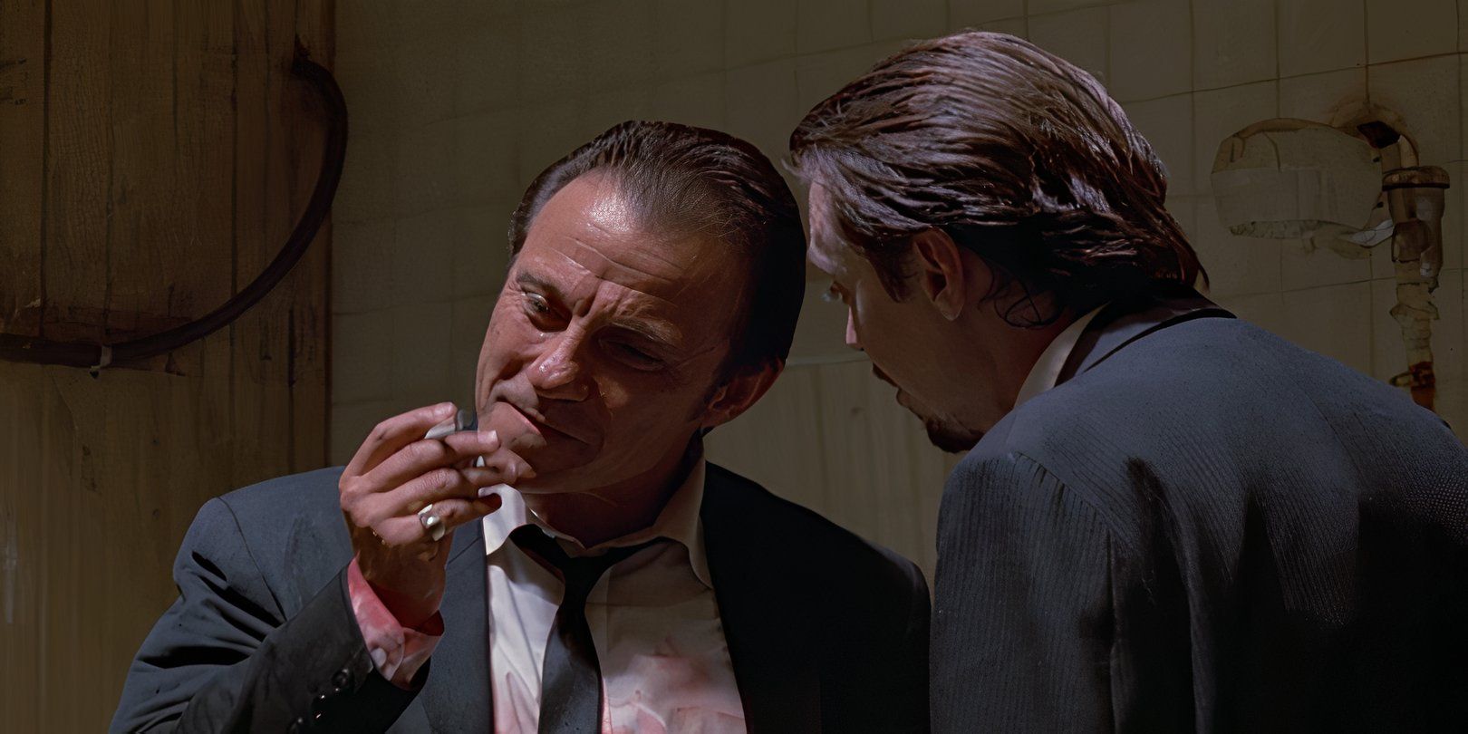 El señor White (Harvey Keitel) inspecciona su cigarrillo mientras habla con el señor Pink (Steve Buscemi) en Reservoir Dogs