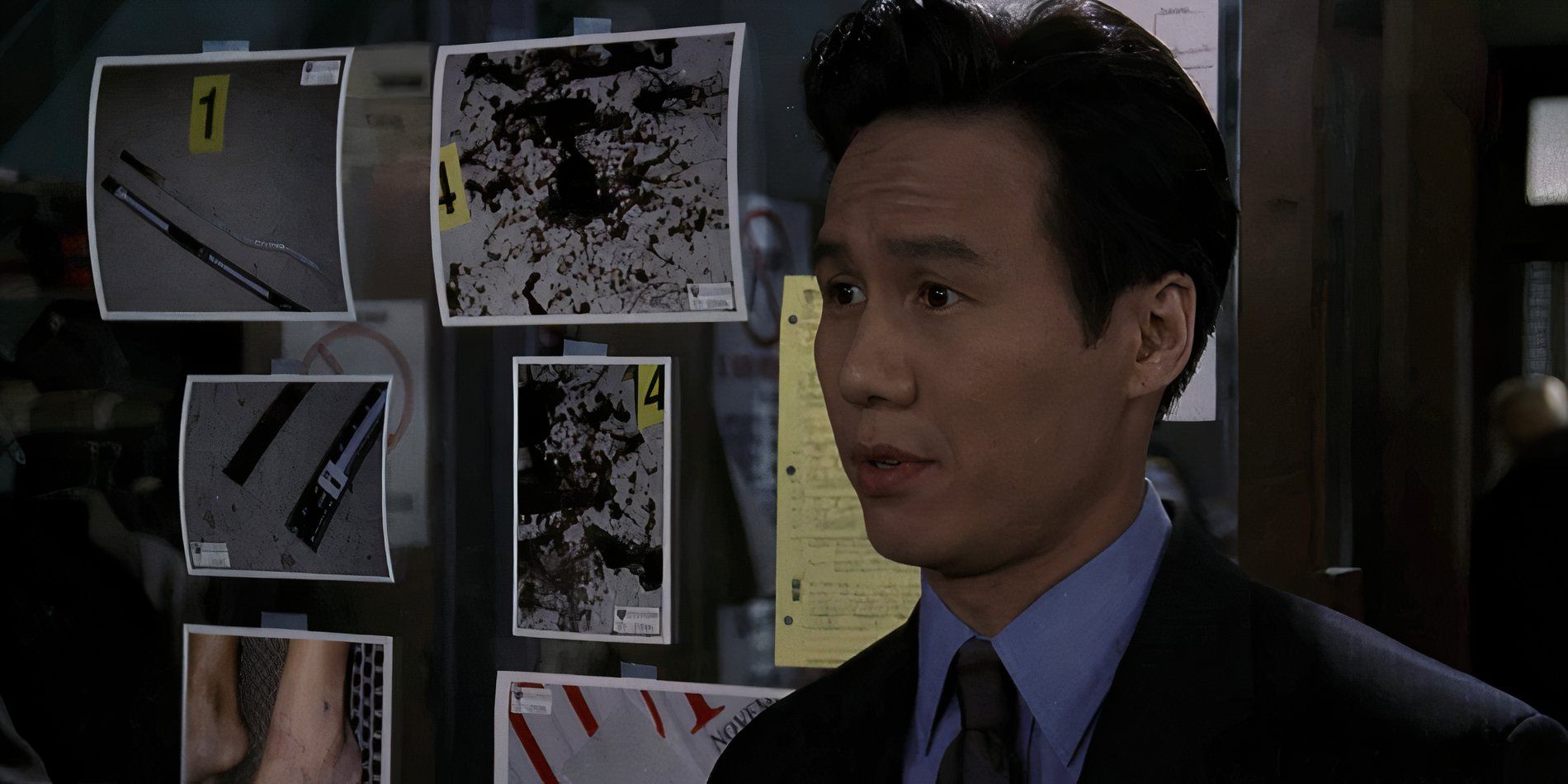 Wong em frente a um quadro de evidências no episódio Hate do SVU