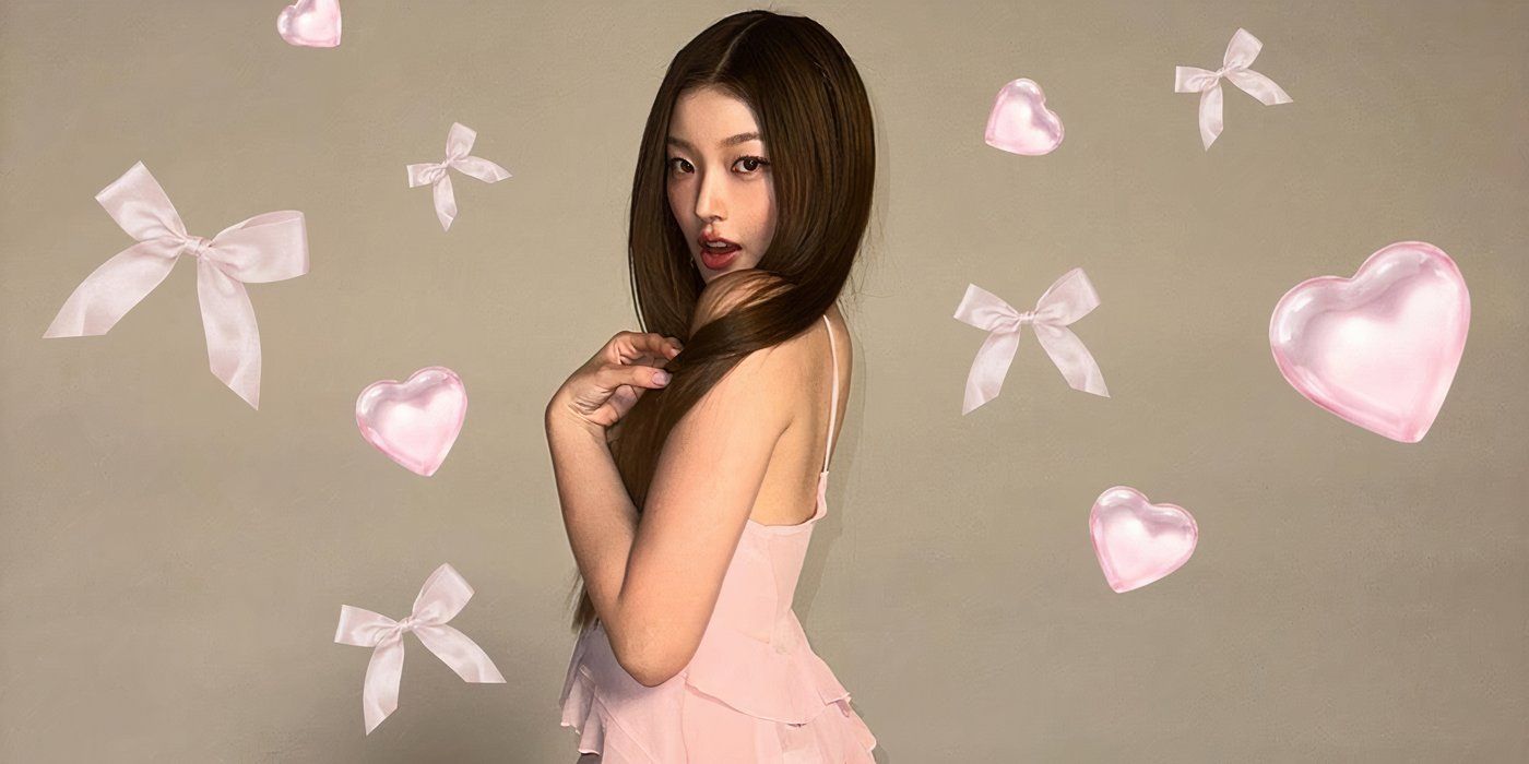 Pop Star Academy: KATSEYE, Yoonchae em um vestido rosa enquanto toca seu cabelo