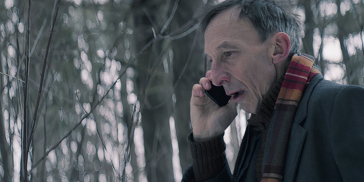 Henry (Julian Richings) está hablando por teléfono. 