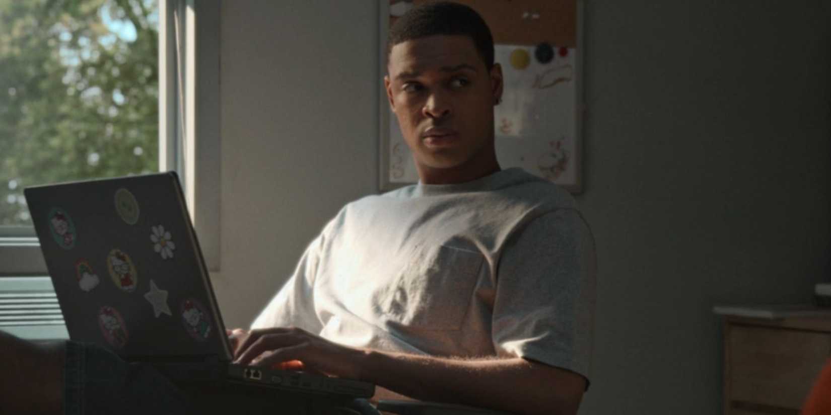 Warren Egypt Franklin on a laptop as Cam Newton in American Sports Story