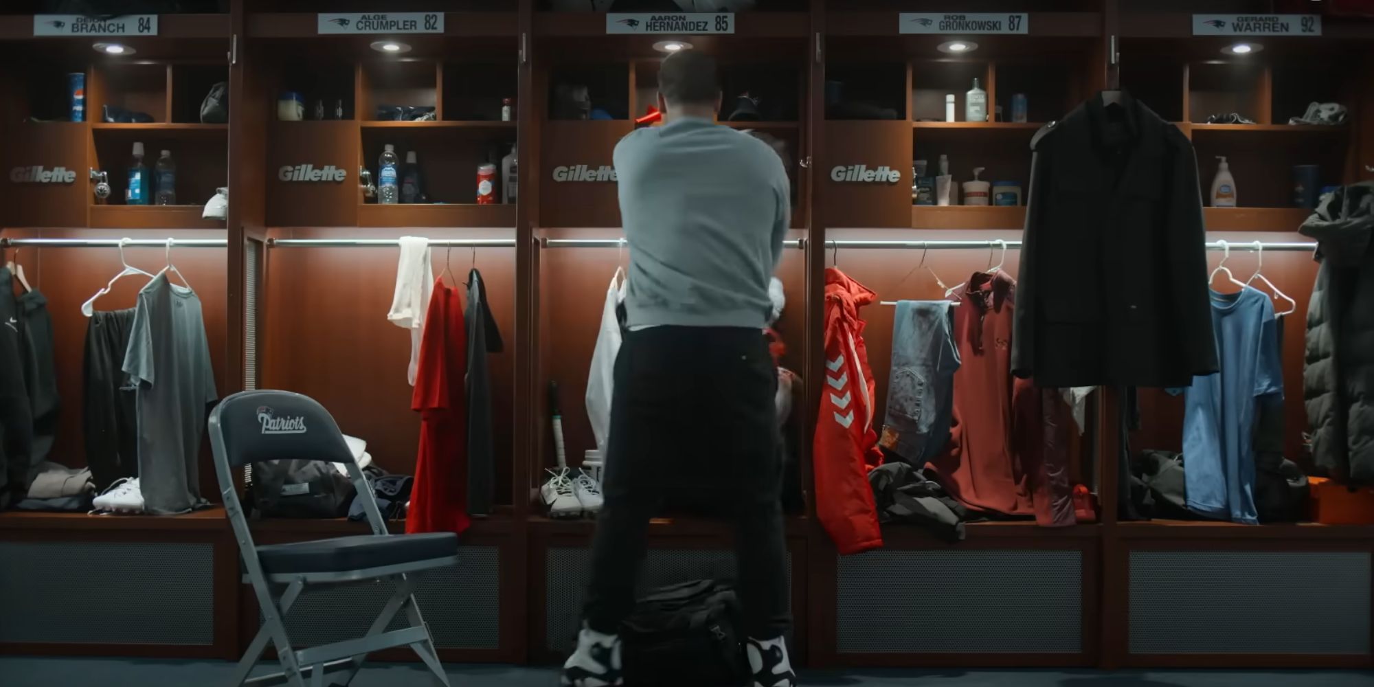 Josh Andrés Rivera in a locker room as Aaron Hernandez in American Sports Story