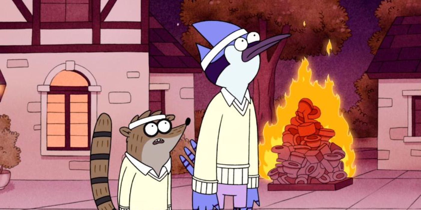 Mordecai y Rigsby frente a una pila de baños en llamas en The Regular Show