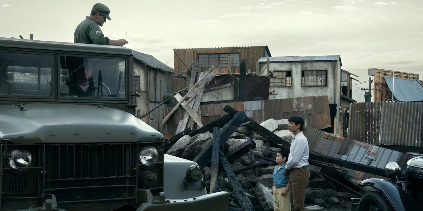 Un soldado estadounidense saluda a Noah y su hermano en Pachinko Temporada 2, Episodio 5