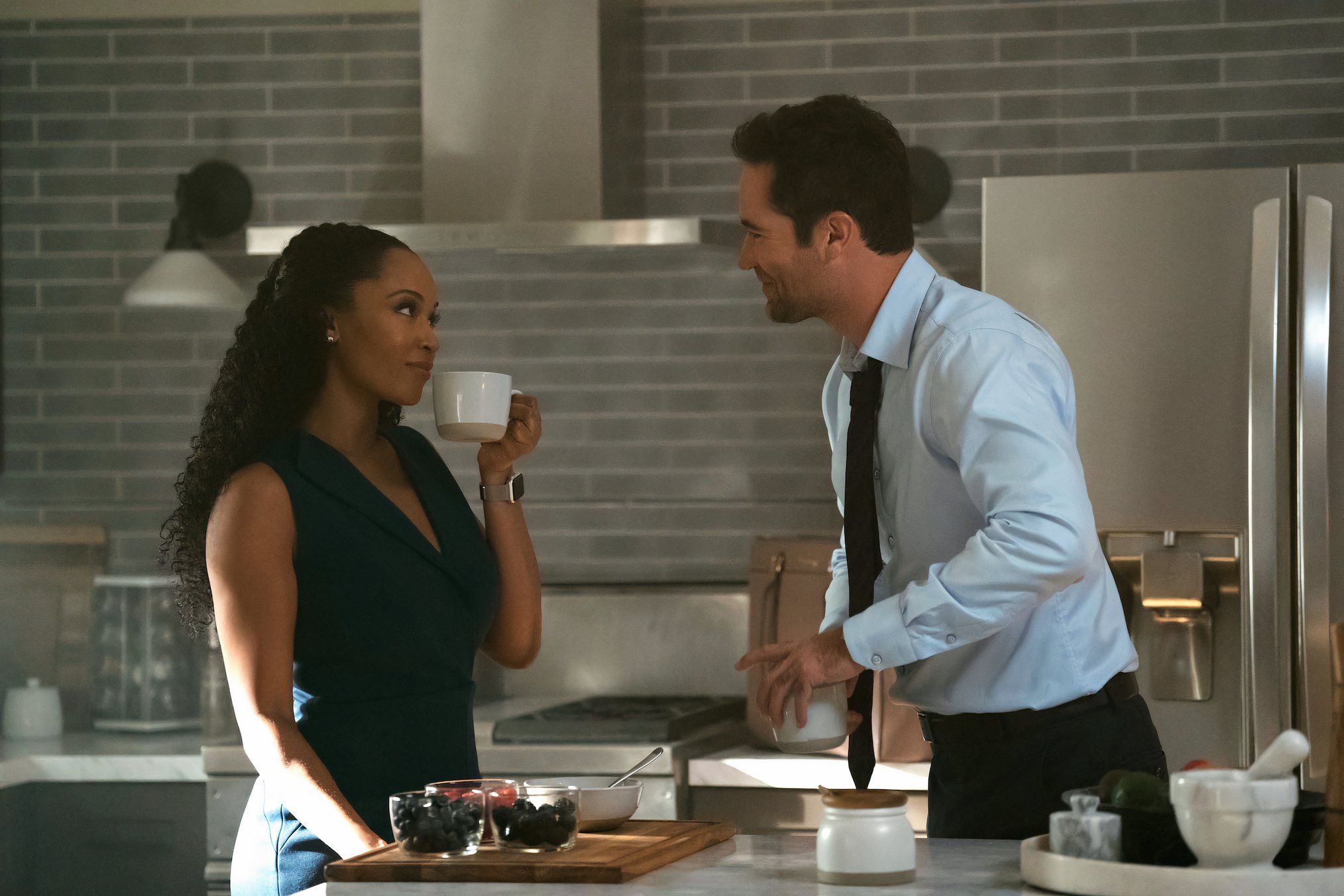 Andrea e Mickey em uma cena de cozinha da terceira temporada de Lincoln Lawyer