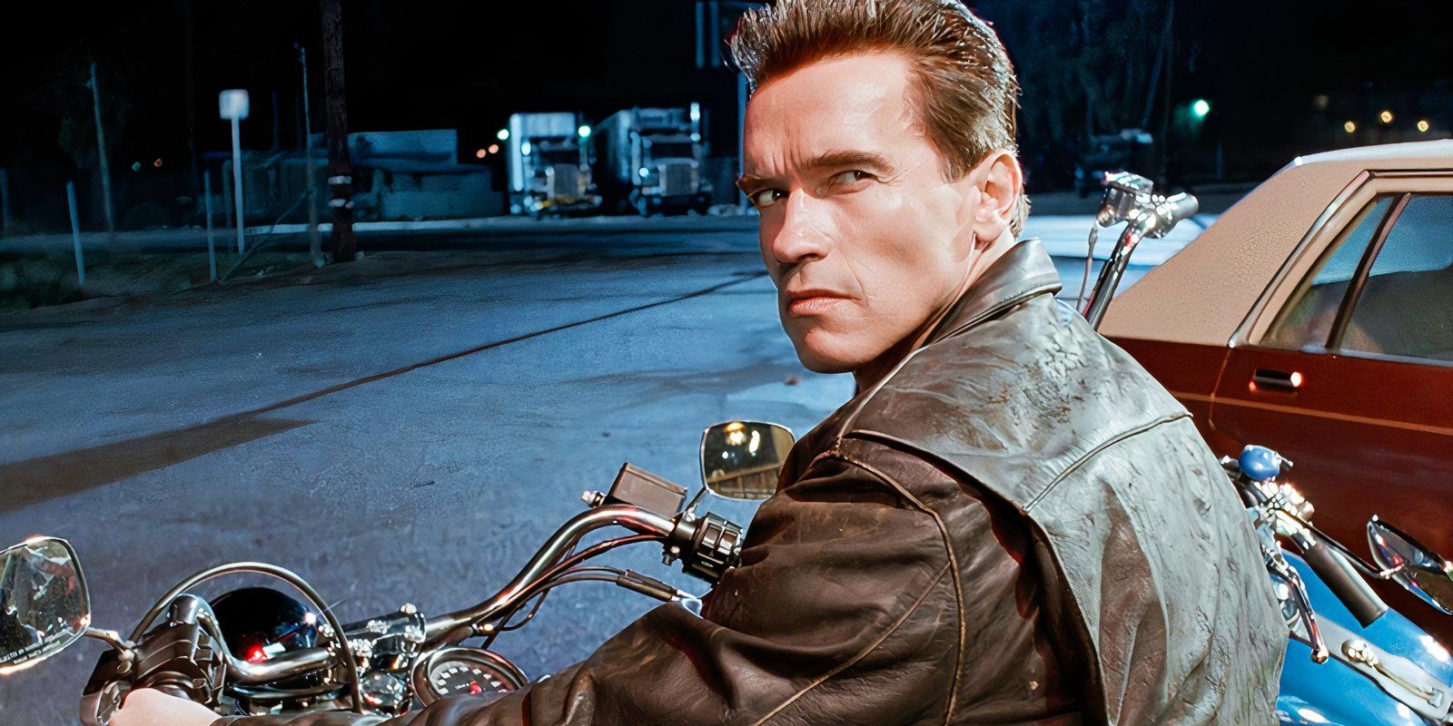 Arnold Schwarzenegger oglądający się przez ramię jako T-800 w Terminatorze 2 Dzień Sądu