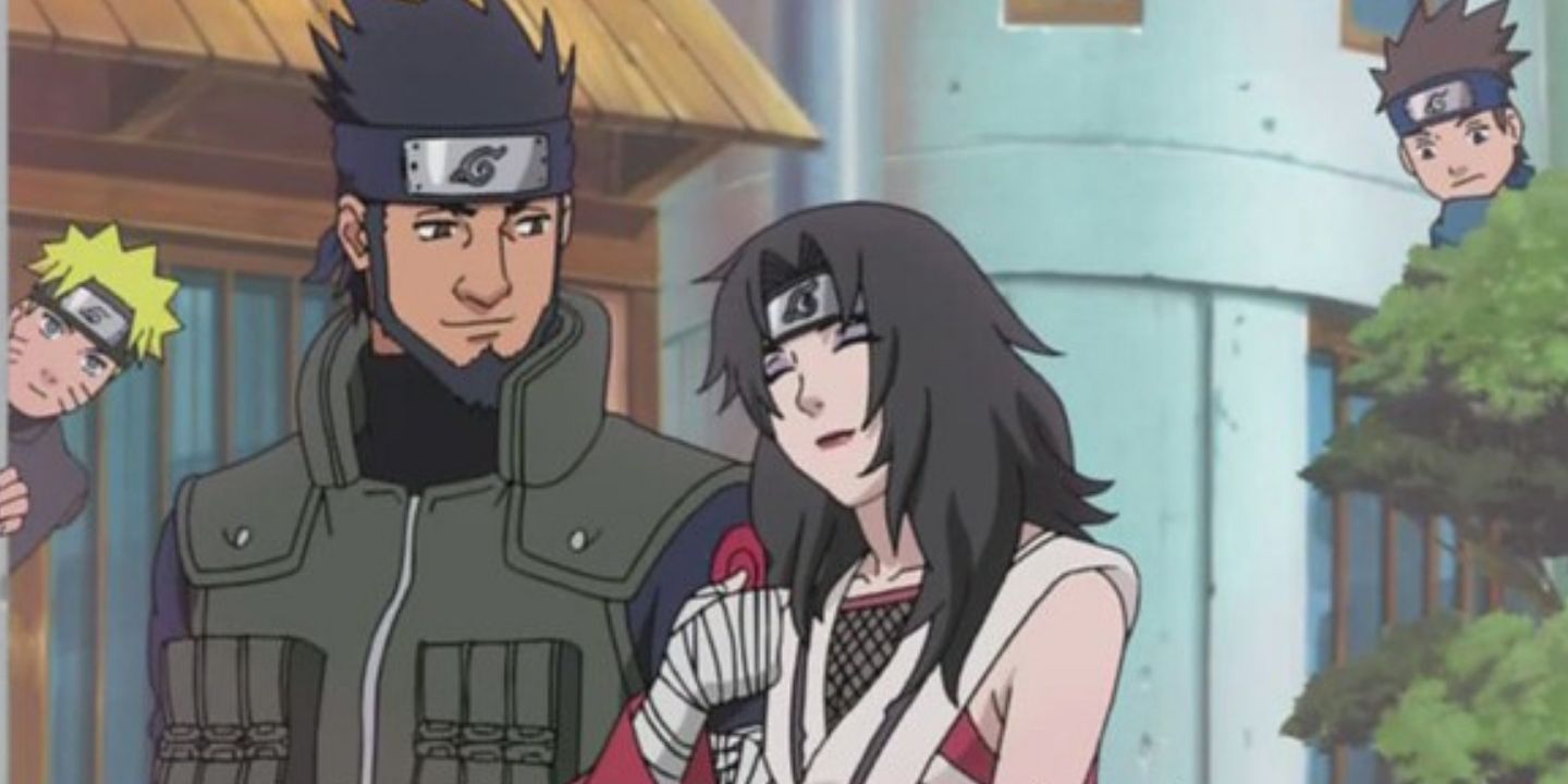 Kurenai segura o braço de Asuma enquanto eles caminham juntos e felizes, com Naruto e Konohamaru os observando por trás. 