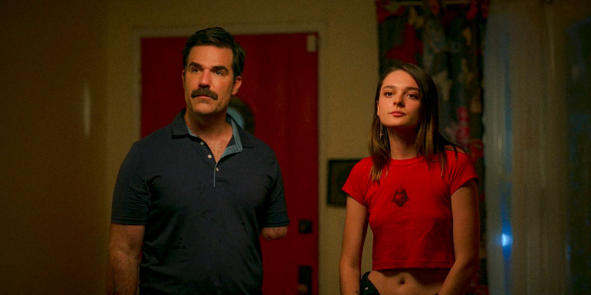 Christopher (Rob Delaney) e Caitlin (Charlotte Lawrence) ouvindo as reclamações de Eve no episódio 5 da 1ª temporada de Bad Monkey