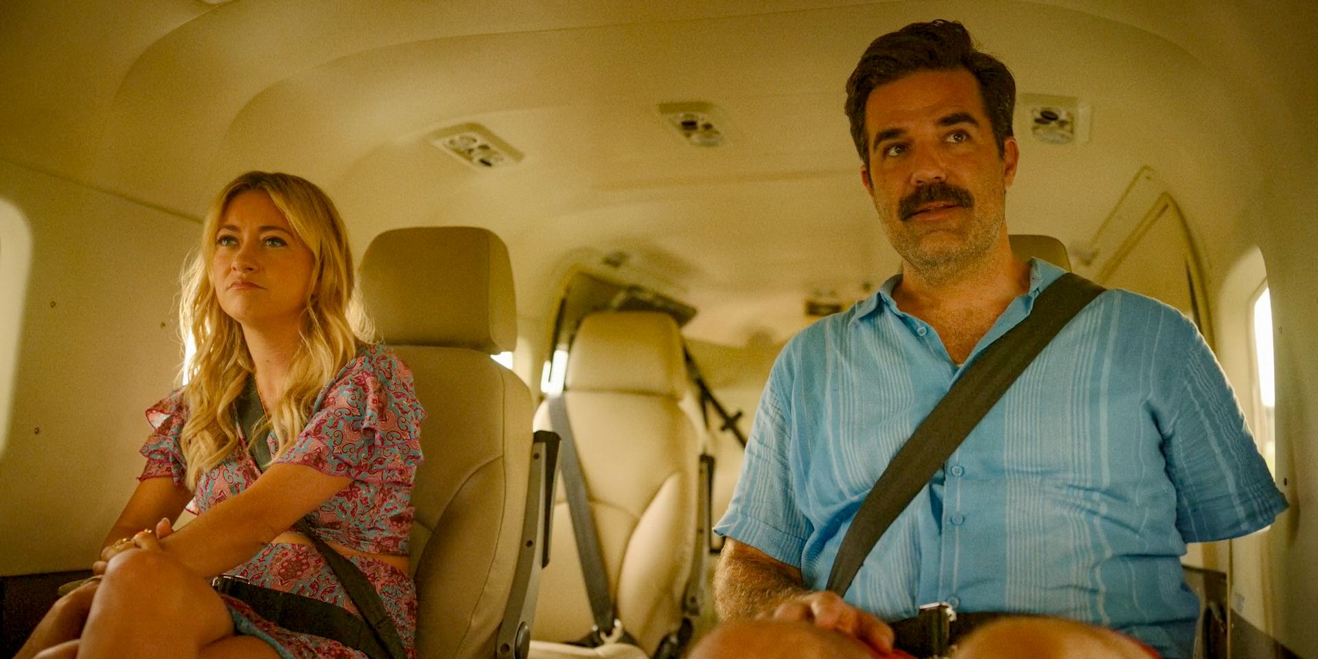 Christopher (Rob Delaney) e Eve (Meredith Hagner) escapam da Flórida de avião no episódio 5 da 1ª temporada de Bad Monkey