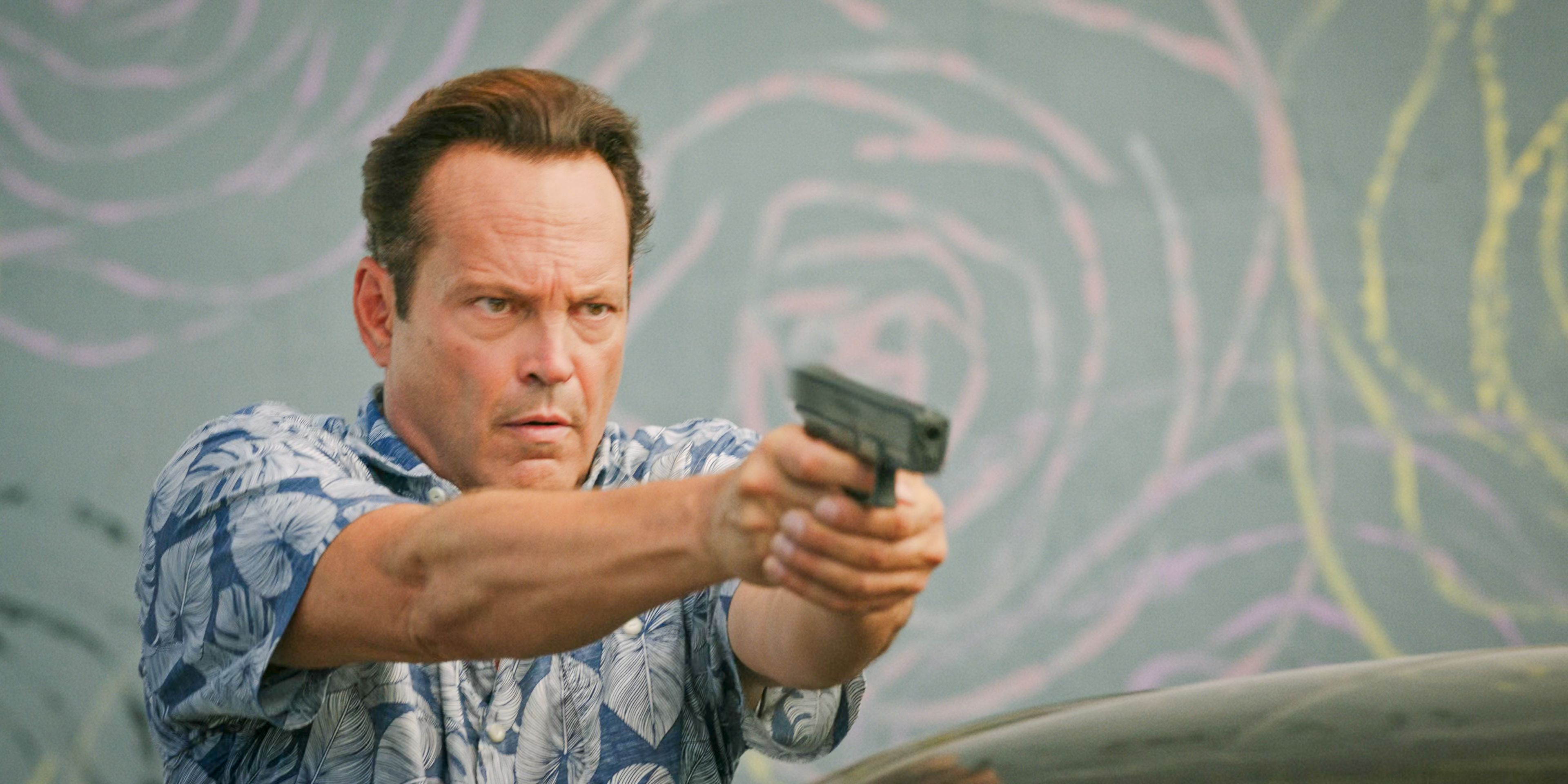 Yancy (Vince Vaughn) apontando uma arma para Mendez em Bad Monkey Temporada 1 Episódio 7