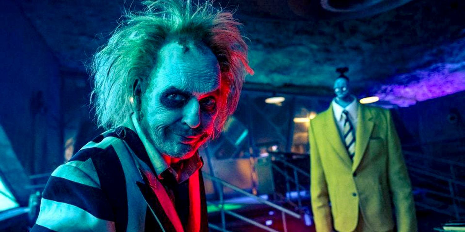 Michael Keaton dans le rôle de Beetlejuice Lorgnant vers la caméra avec Bob la tête réduite en arrière-plan dans Beetlejuice Beetlejuice