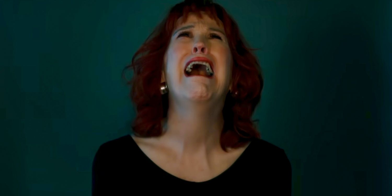 Delia (Catherine O'Hara) chorando e lamentando como parte de uma performance artística em Beetlejuice Beetlejuice