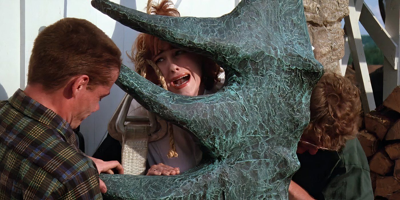 Delia atrapada por su escultura en Beetlejuice