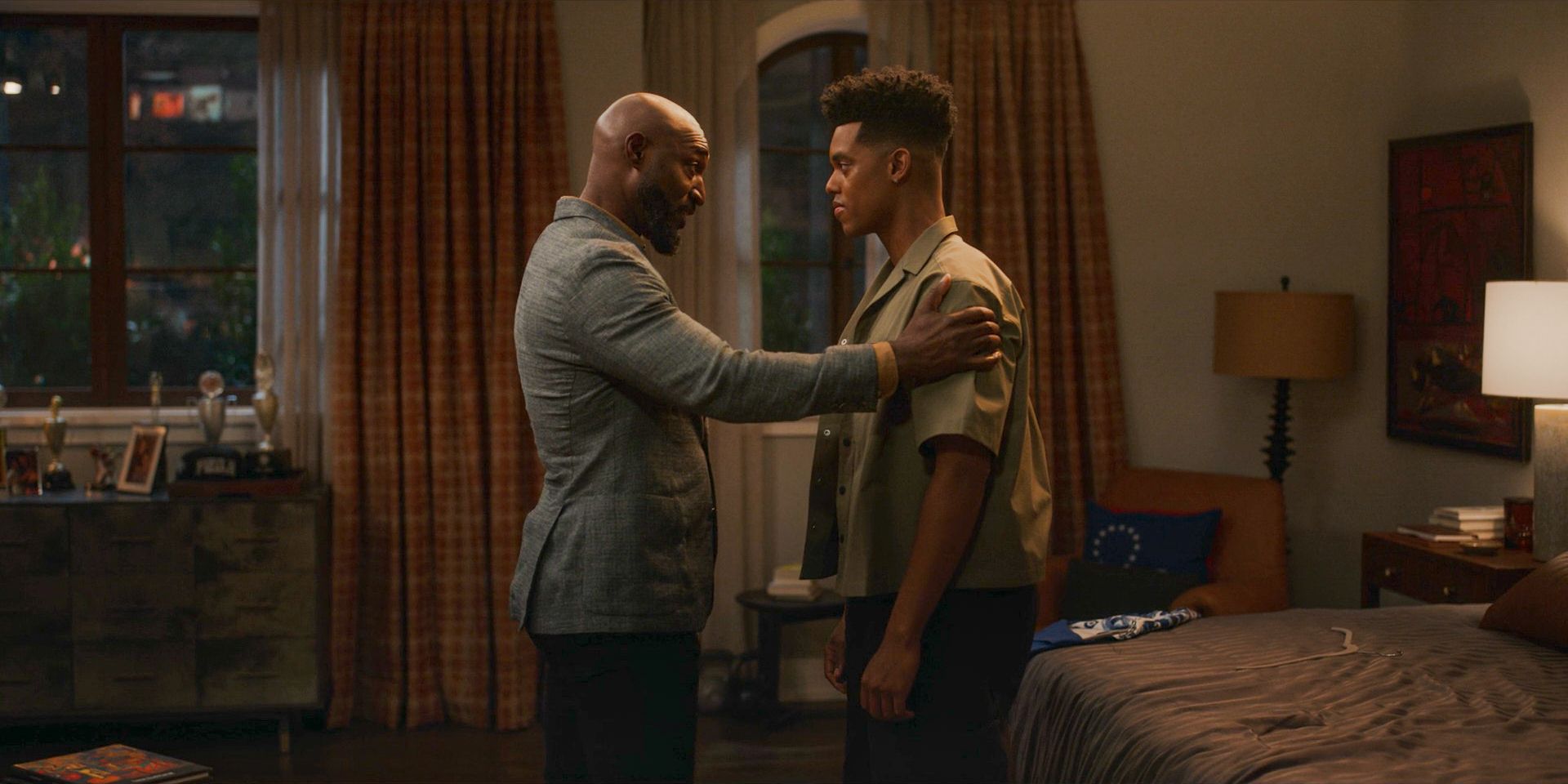 Phil (Adrian Holmes) le da consejos a Will (Jabari Banks) en Bel Air Temporada 3 Episodio 6