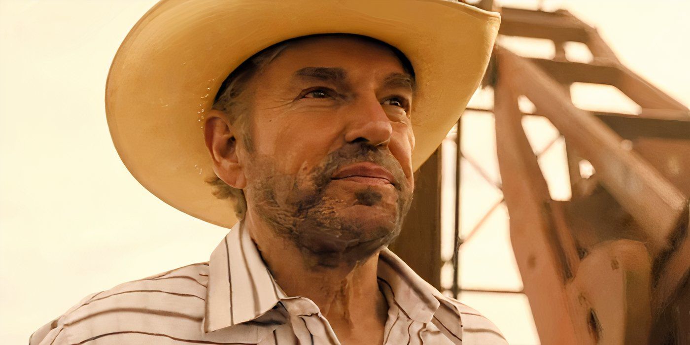 Billy Bob Thornton con sombrero de vaquero frente a un campo petrolífero en Landman