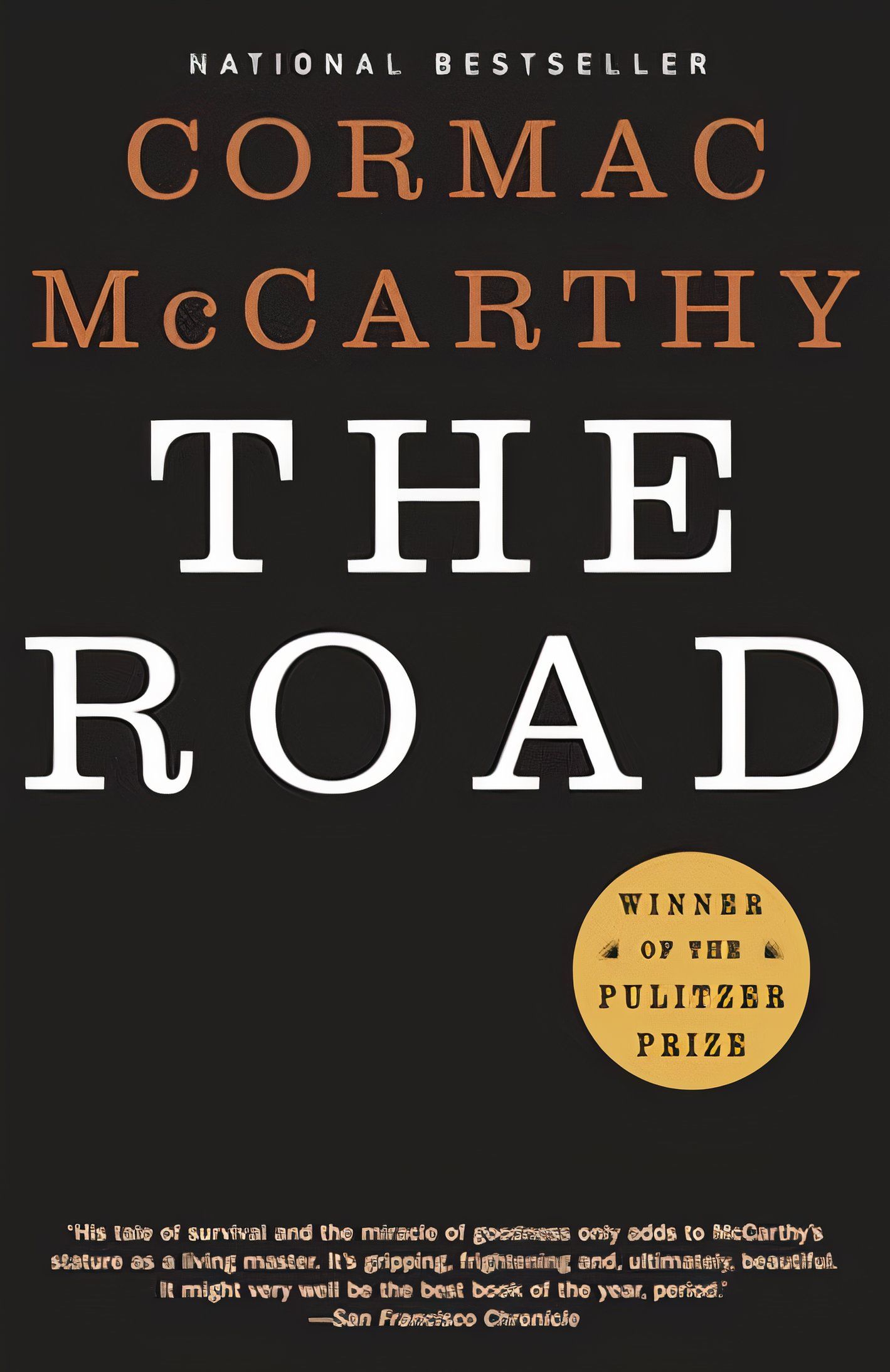 Capa do livro The Road, de Cormac McCarthy, título e nome do autor em preto com elogios ao livro