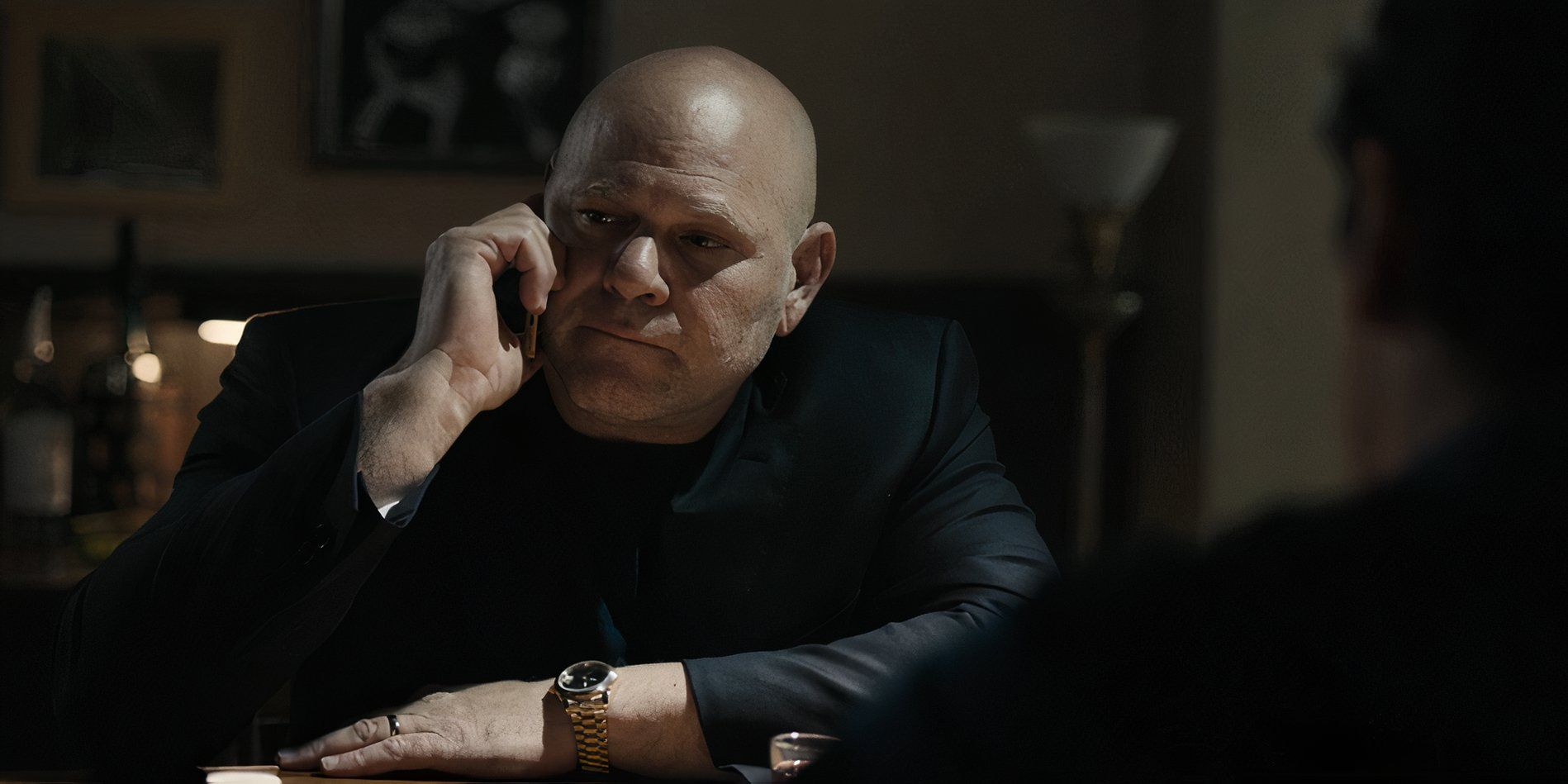 Chiki Invernizzi (Domenic Lombardozzi) está hablando por teléfono en Tulsa King Temporada 2 Episodio 2