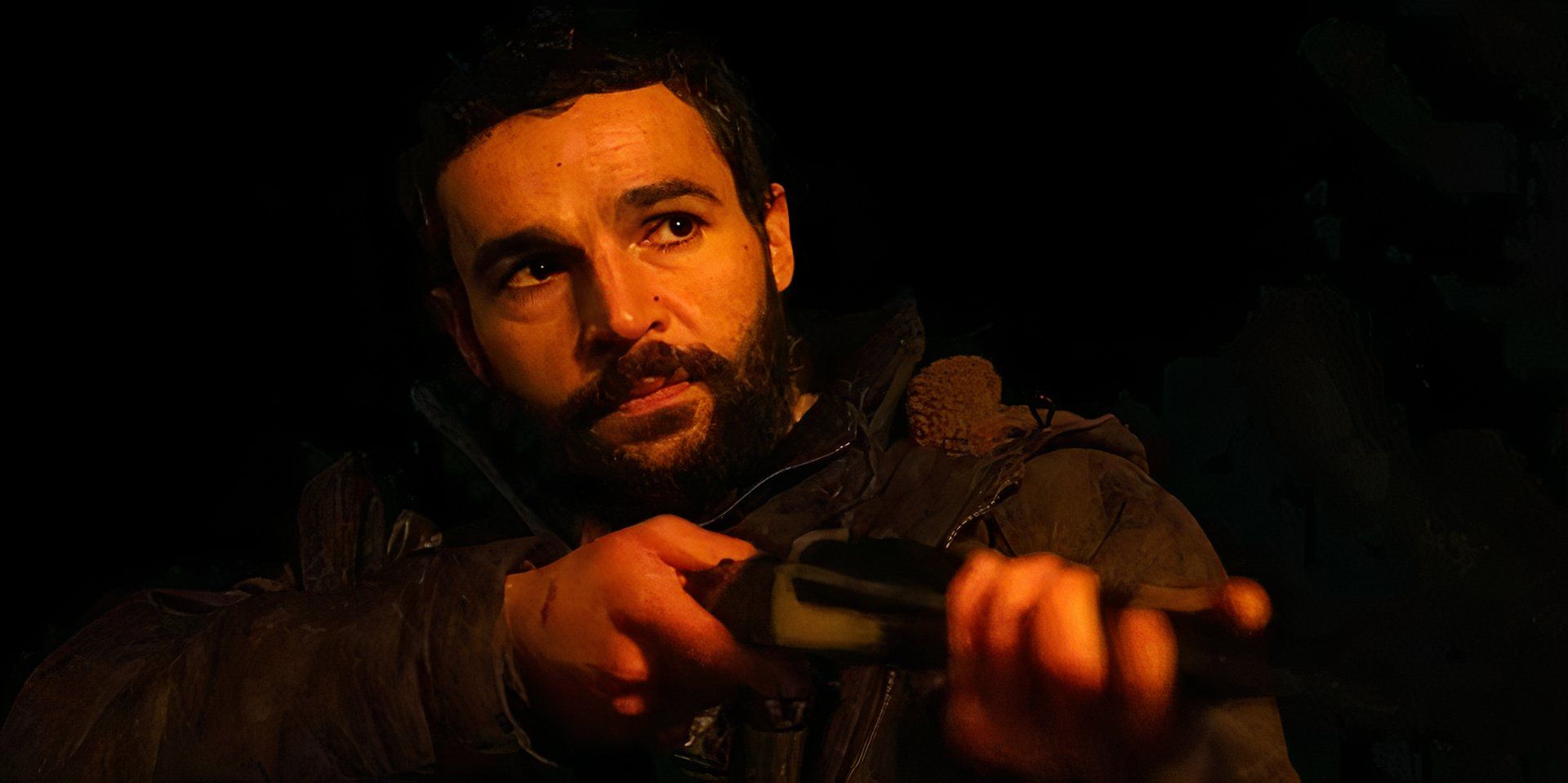 Christopher Abbott aponta uma arma em Bring Them Down ainda