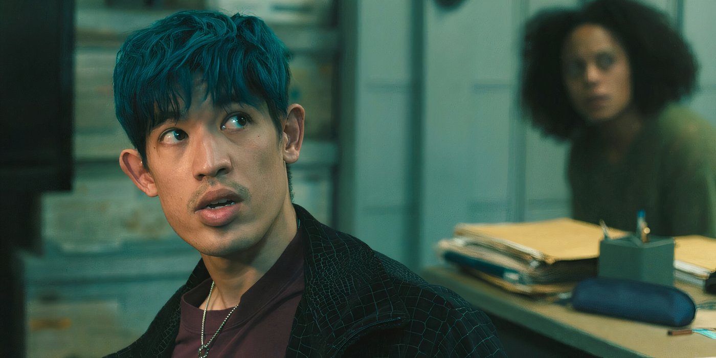 Christopher Chung como Roddy Ho conta à equipe que River está morto na 4ª temporada de Slow Horses, episódio 1