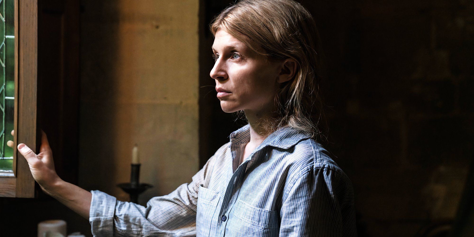 Clémence Poésy jako Isabelle wyglądająca przez okno w drugim sezonie Daryl Dixon