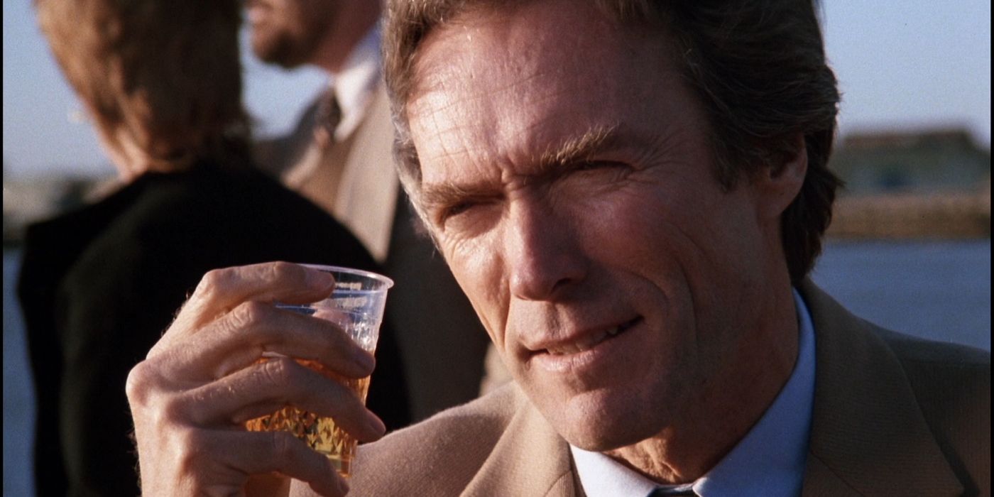 Clint Eastwood como bloco de detetive bebendo uma cerveja na corda bamba