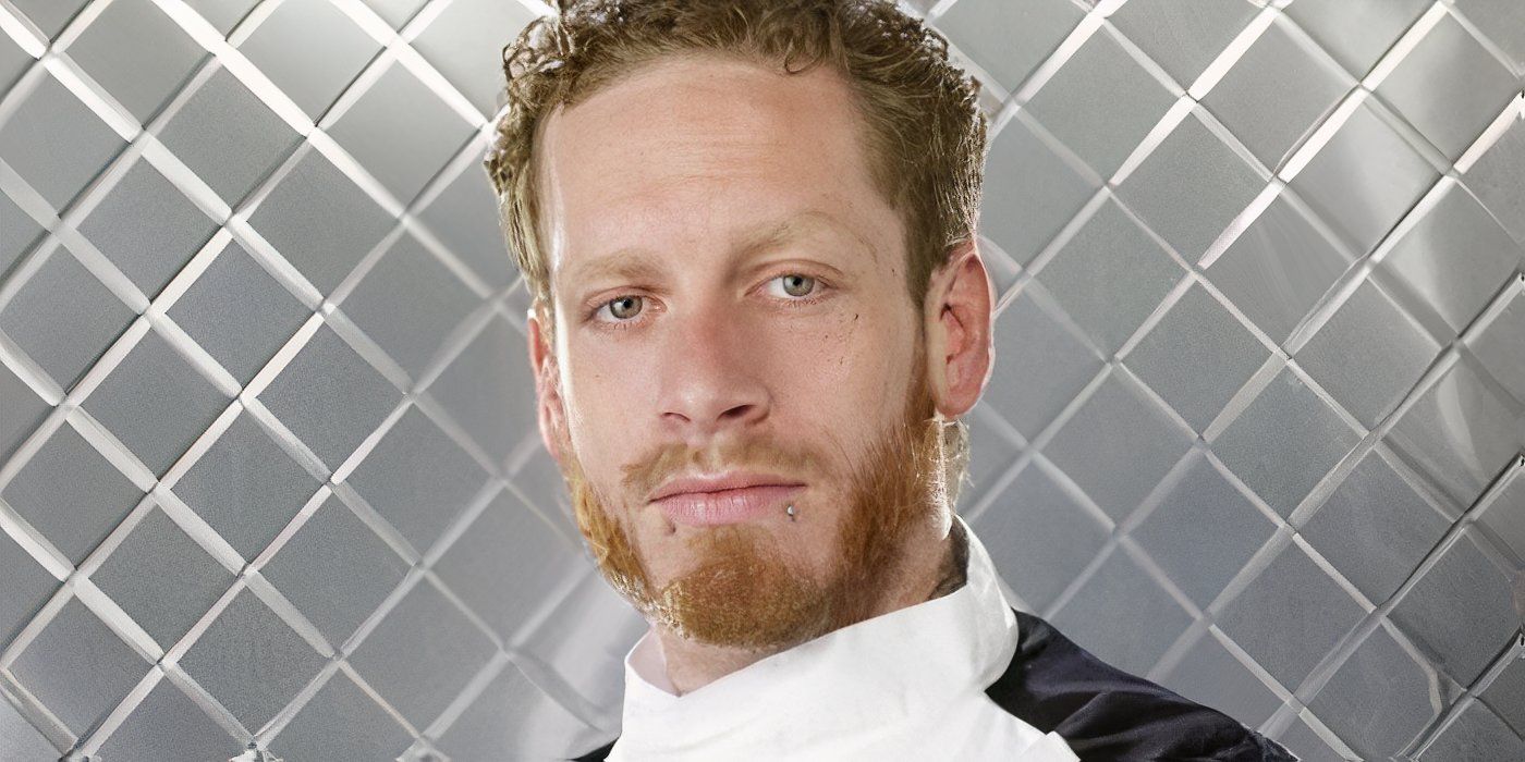 Close de Charlie McKay da 5ª temporada de Hell's Kitchen em frente a um fundo de metal