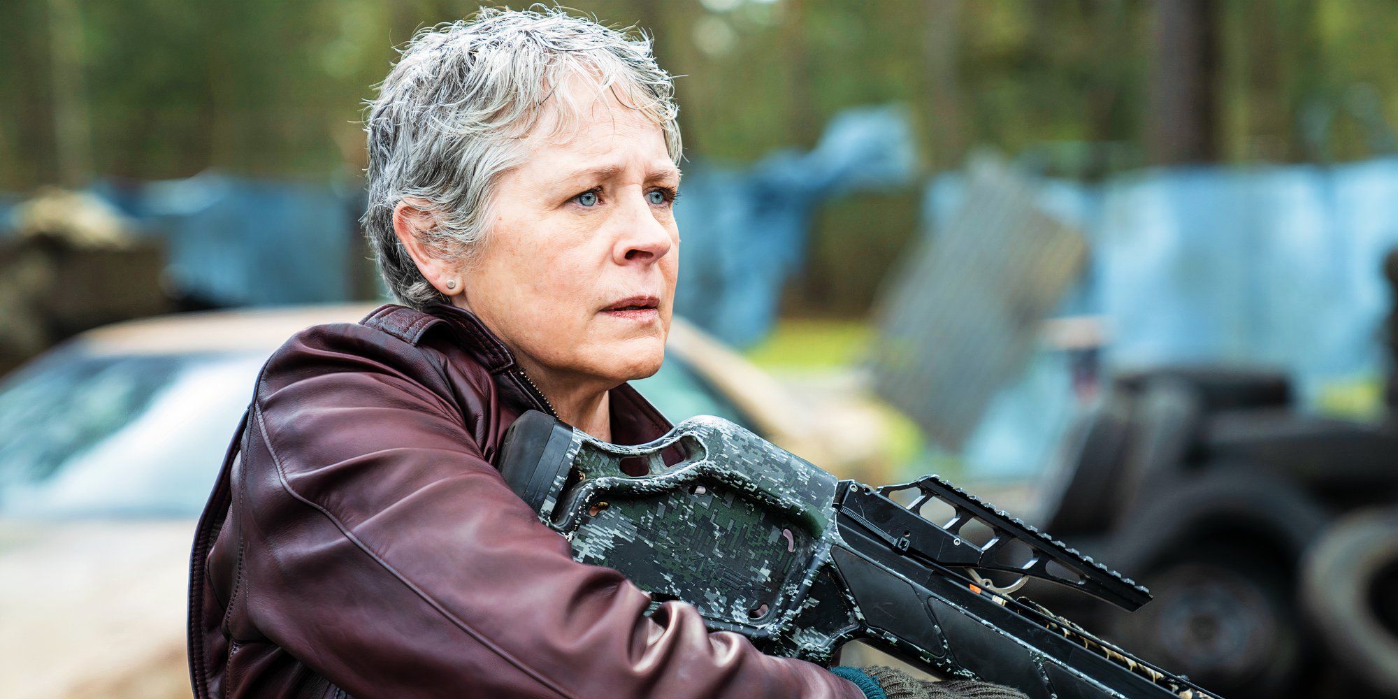 Un primer plano de Melissa McBride como Carol en la temporada 2 de Daryl Dixon sosteniendo un arco